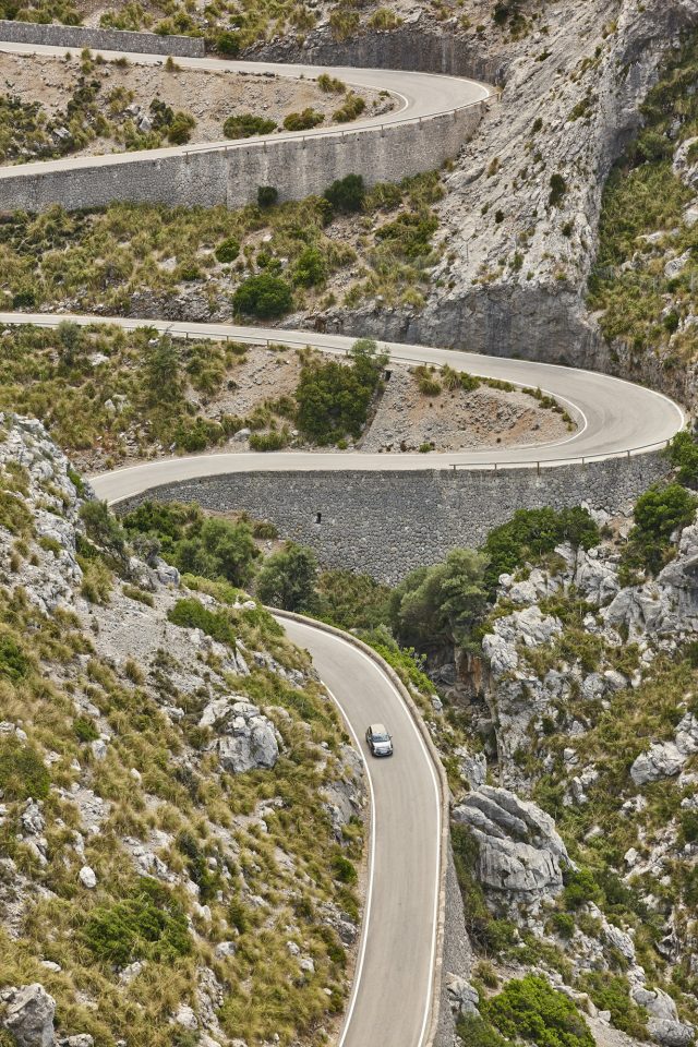 Malerische kurvenreiche Straße auf Mallorca nahe Mancor de la Vall, Tramuntana