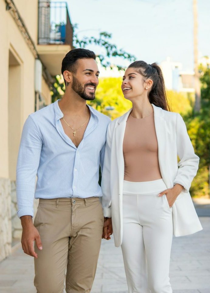 Paar spaziert durch die Stadt Manacor auf Mallorca